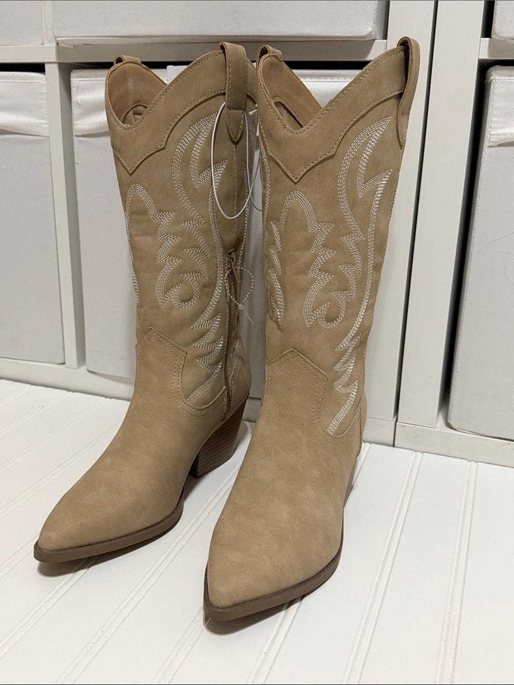 NWOT indigo Women's Embroidered tan Western Boots